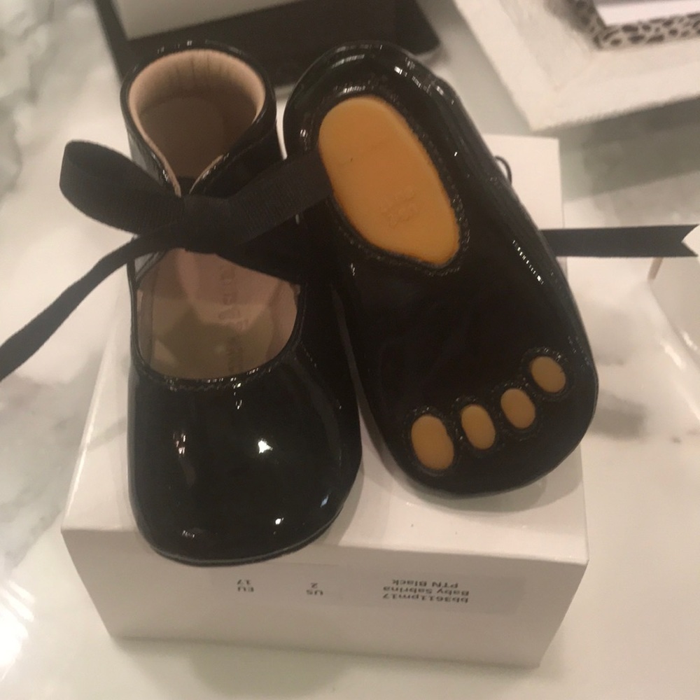 2 pairs if baby shoes